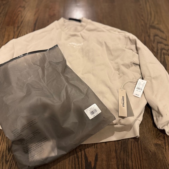 Fear of God Essentials crewneck sweatshirt nwt small - Picture 5 of 5